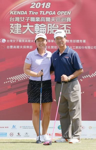 建大輪胎盃女子高爾夫公開賽職業業餘配對賽,美國LPGA好手龔怡萍(左)和建大工業股份有限公司楊啟仁董事長。葉勇宏攝