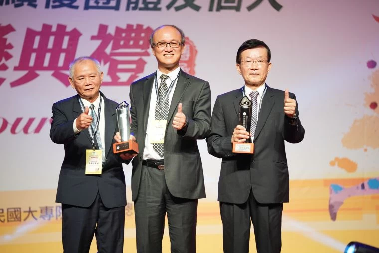教育部林常務次長與終身成就獎獲獎人-嘉義縣三和國小吳義松教練、中華民國高級中等學校體育總會洪前秘書長瑞萌合照。體育署提供
