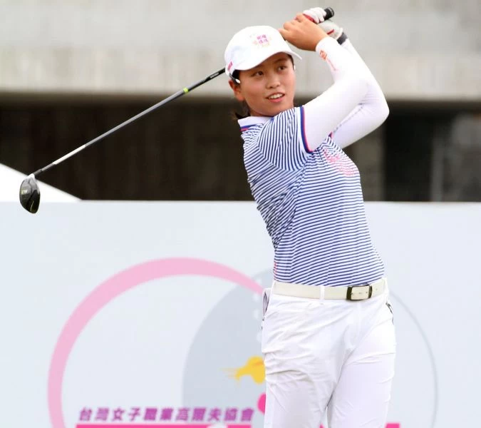 第二回合業餘盧昕妤71.68以(-5)暫列第一。鍾豐榮攝