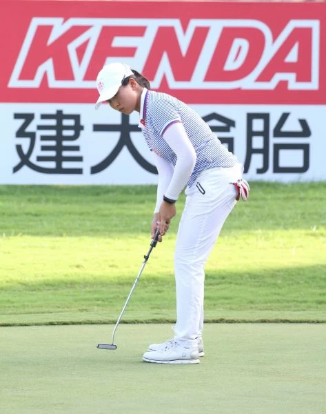 第二回合業餘盧昕妤71.68以(-5)暫列第一。鍾豐榮攝