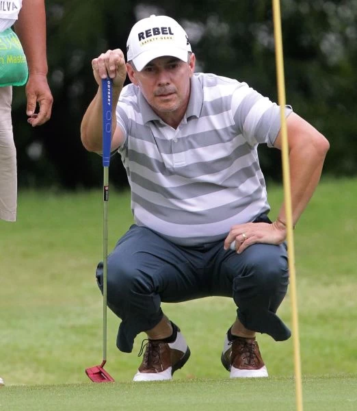 巴西選手希瓦以兩回合141桿並列領先。