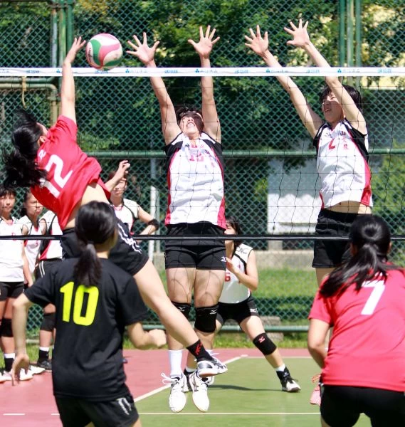社女組中山文教(攔網者)2:0勝粉紅豬。永信杯/提供。