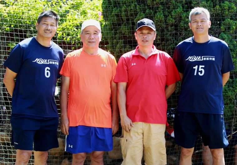 123：新航快遞領隊謝明泉(右二)、教練林照洋(左二)和陣中前國手余清芳(左)和林獻龍(右)。永信杯／提供。