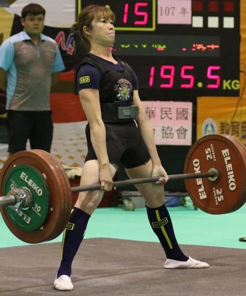 高雄市全民運健力代表隊女子組52KG周怡汝摘金,並完成全民七連霸與硬舉打破大會的記錄。高雄市運動發展局提供