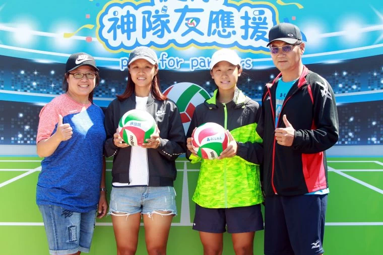 新航快遞隊管理李天寶(右)的女兒李孟竹(左二)是亞運滑輪溜冰金牌。永信杯／提供。