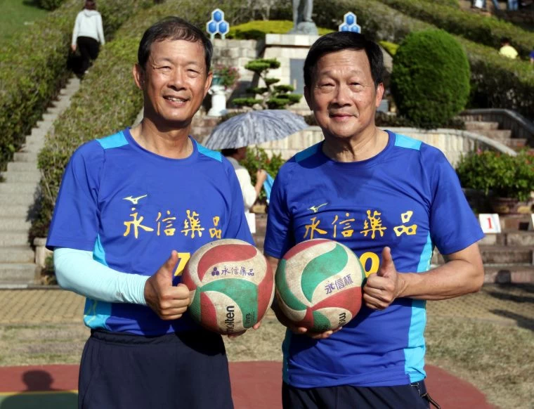 永信藥品公司董事長李芳裕(右)和永信國際投控董事長李芳全(左)也上場試身手。永信杯／提供。