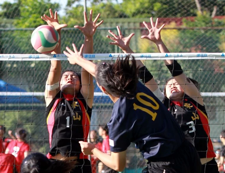 東山高中攔下鶯歌工商攻擊。永信杯／提供。