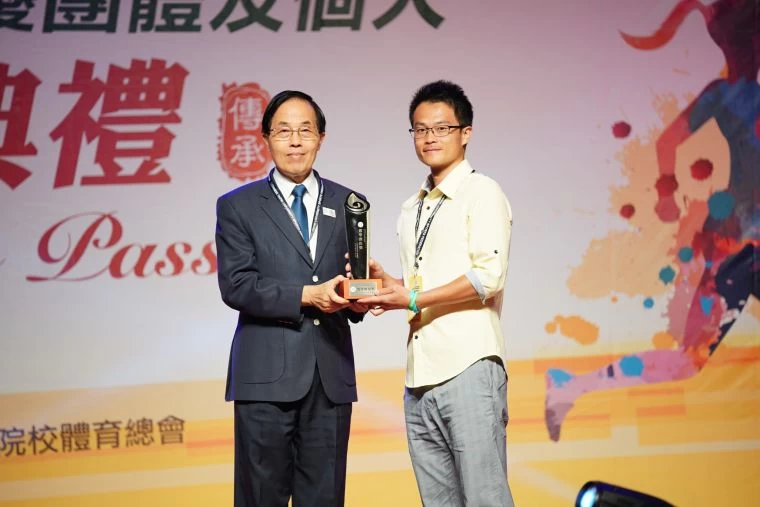 教育部體育署王水文副署長(左)頒發107年度績優學校體育團體及個人-教學傑出獎,勉勵王信凱老師體育教學的多元及創新。