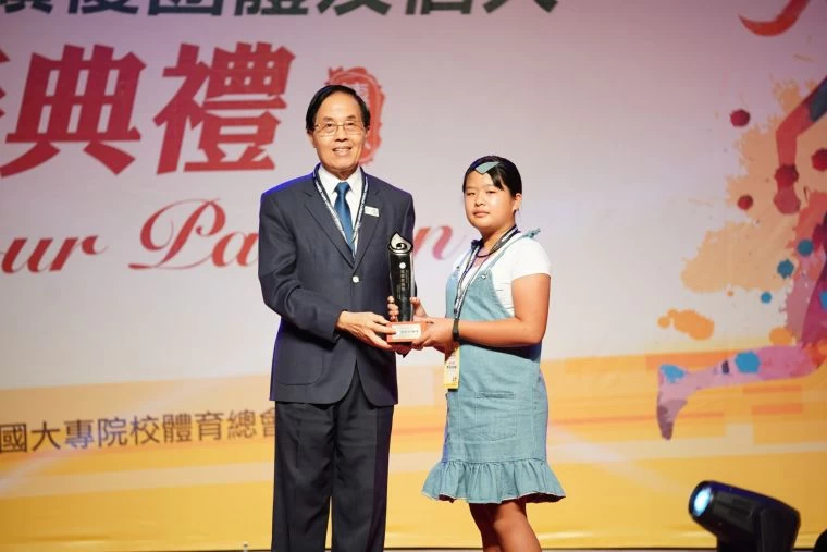 陳涵彤教練教導學生以運動成就翻轉人生,榮獲107年度績優學校體育團體及個人-教學傑出獎(由其女代表授獎)。體育署提供