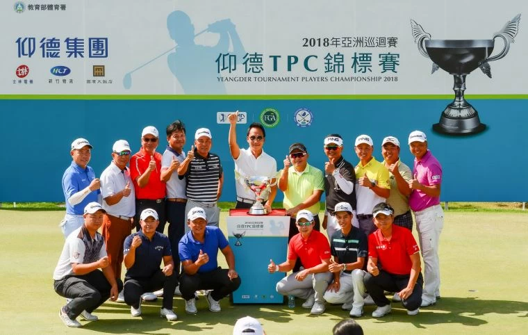 仰德集團董事長許育瑞(中)和參賽台灣選手合影。陳宏佳攝