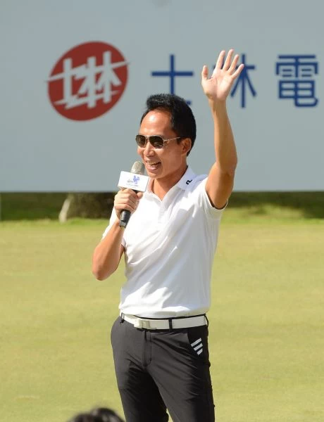 仰德集團董事長許育瑞(中)記者會致詞。
