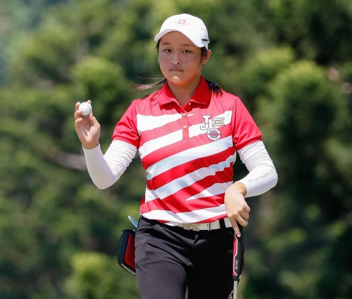 業餘選手吳佳晏第七洞抓鳥成功向場邊加油觀眾致意。葉勇宏攝