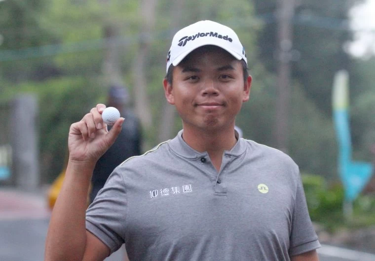 仰德TPC錦標賽第一回合洪健堯在第17洞擊出一桿進洞。鍾豐榮攝