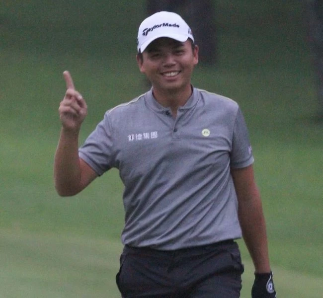 仰德TPC錦標賽第一回合洪健堯在第17洞擊出一桿進洞-11。鍾豐榮攝