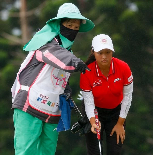 14歲業餘小將吳佳晏以兩回合總桿低於標準桿6桿的138桿,持續單獨領先。葉勇宏攝