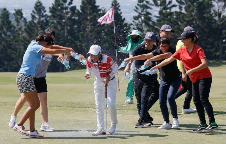 14歲業餘小將吳佳晏奪冠後好友們上前潑水慶祝。