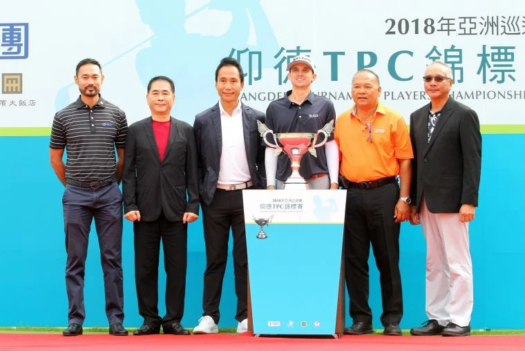 仰德集團許育瑞董事長(左三)和冠軍得主卡特林(左四)及貴賓一起合影。鍾豐榮攝