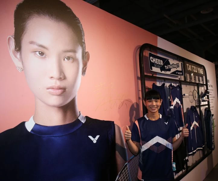 世界球后戴資穎開心與「小戴專區」合照。李天助攝