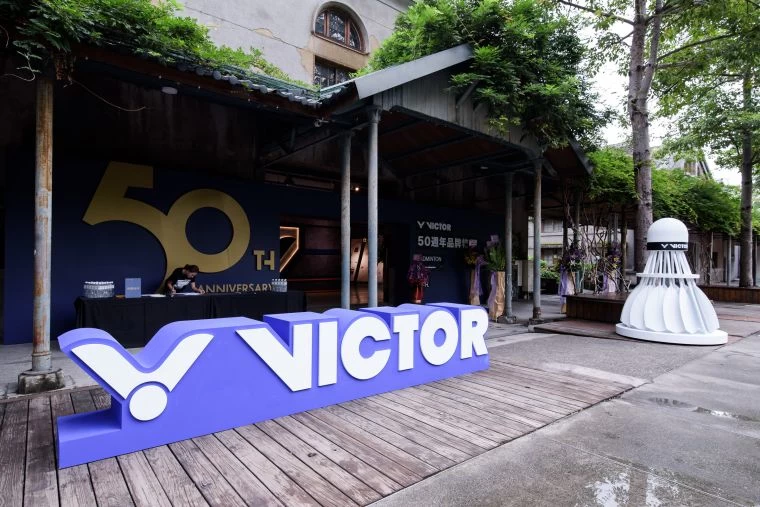 台灣國際羽球品牌VICTOR,今年成立50週年,首次舉辦品牌特展,將於10月9日起,為期六天在華山文創園區中4B館免費展出。