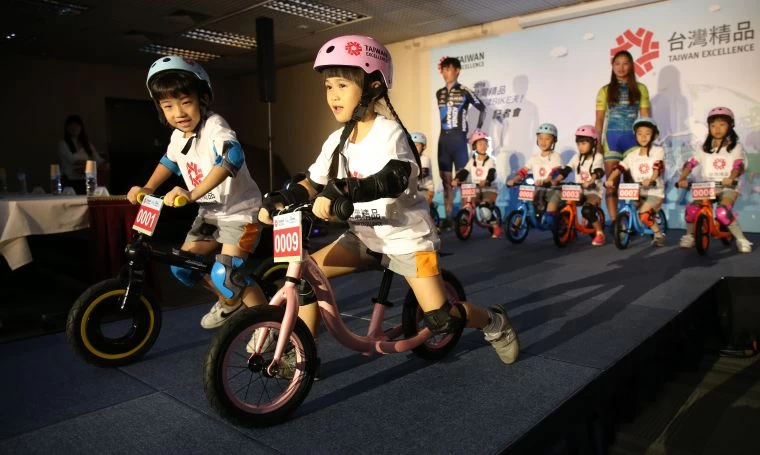 可愛的小小車手。李天助攝