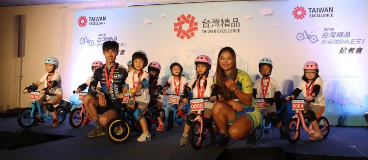王胤之與小小車手合照。李天助攝