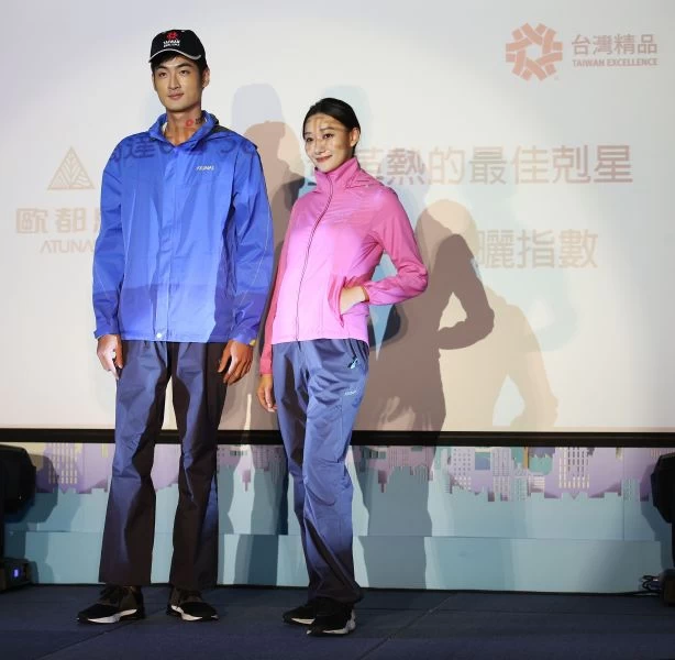 記者中推廣台灣精品。李天助攝