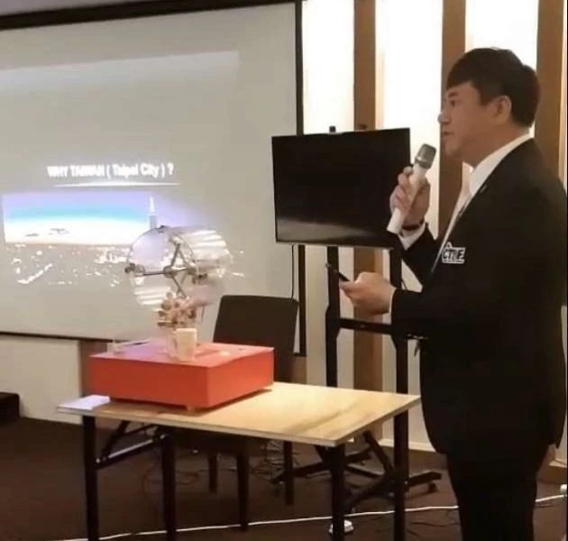 中華民國競技飛鏢總會創辦人郭金耀親自簡報爭取國際賽。