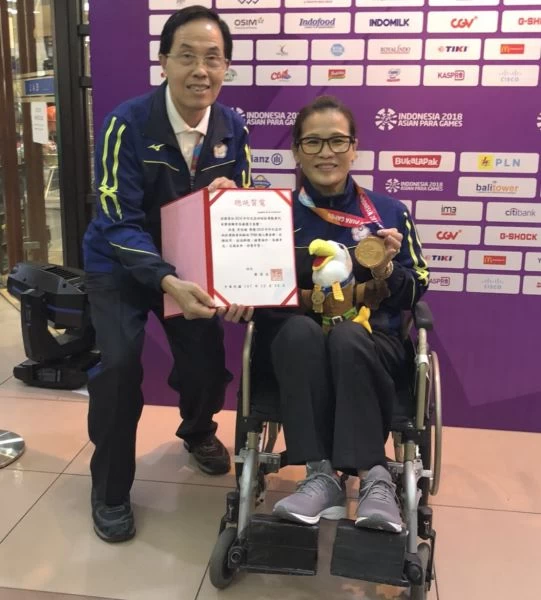 李佳婕榮獲保齡球女子單打TPB8冠軍,王水文副署長代表總統頒發賀電,並代表本屆亞帕運籌委會擔任該獎項頒獎人。