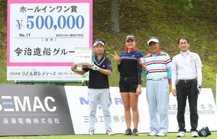 正式比賽第三回合第17洞一桿進洞選手可獲得50萬日圓.。鍾豐榮攝