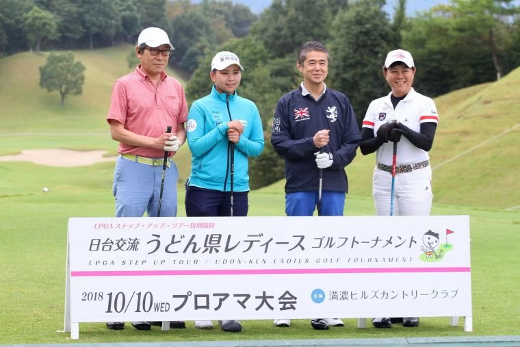 配對賽台灣選手陳宇茹(左二)和鄭美琦理事長(右一)及贊助廠商貴賓同組(-10)獲得第15名。