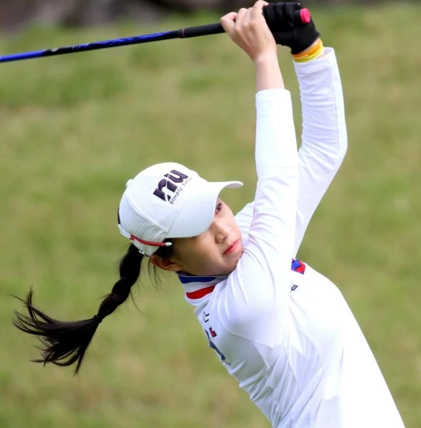 第一回合侯羽薔71桿(-1)並列第14。鍾豐榮攝