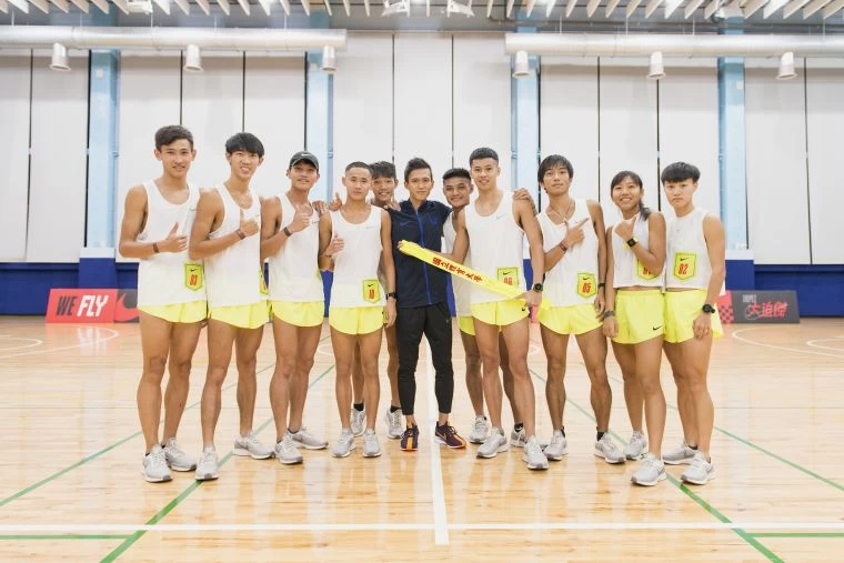 大迫傑協助指點台灣選手。Nike提供