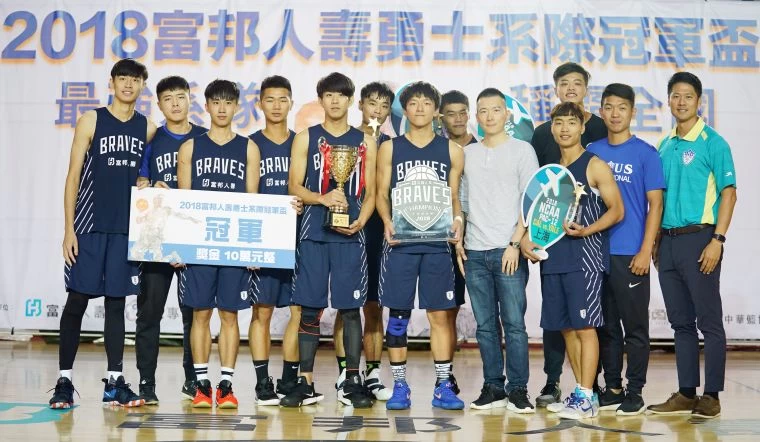 蔡承儒總經理頒贈冠軍盾牌予臺體休運。大會提供