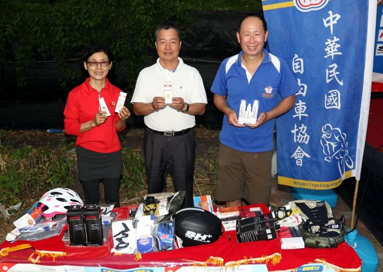 喜適台灣總代理甘中元(右起)、天籟國際股份有限公司顏子培和太極揉腹創始人徐永庭都熱情贊助大會。中華民國自由車協會／提供。