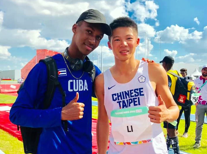 李允辰(右)在青年奧運三級跳遠打破全國U18紀錄,排名第六。蔡欣憲/提供。