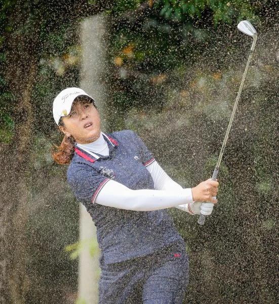 林子麒71桿(-1),目前暫居領先。