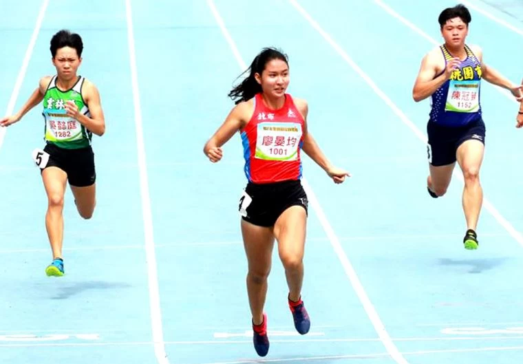 廖晏均(中)在全國田徑錦標賽女子100公尺預賽跑出11秒69,破大會並達標亞錦賽。李展昇/提供。