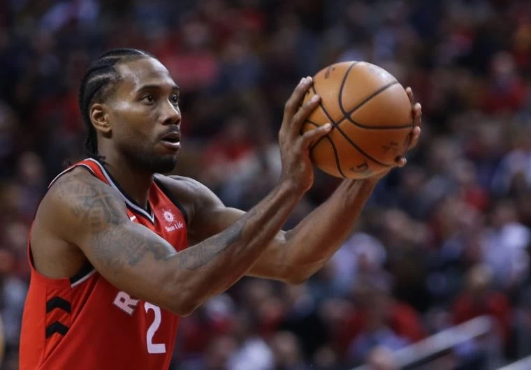 李納德攻防兩端的優異表現，暴龍開季2連勝。（法新社資料照）