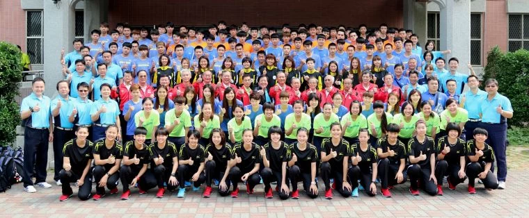 章金榮(第四排中)是企業排球聯賽幕後重要推手。林嘉欣/攝影。