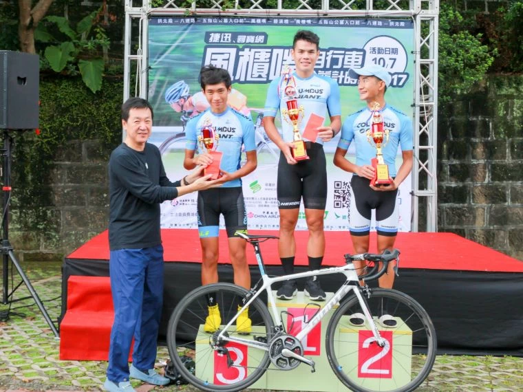 2017捷迅尋寶網八風自行車公益計時賽,車友開心領獎。