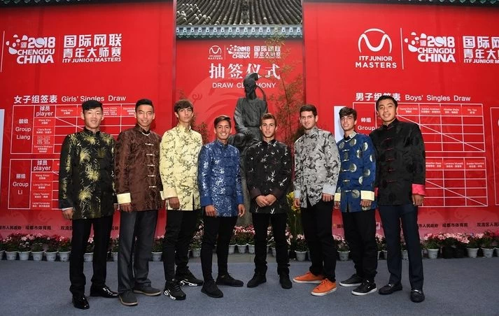 曾俊欣(左1)穿唐裝出席抽籤儀式。摘自ITF官網