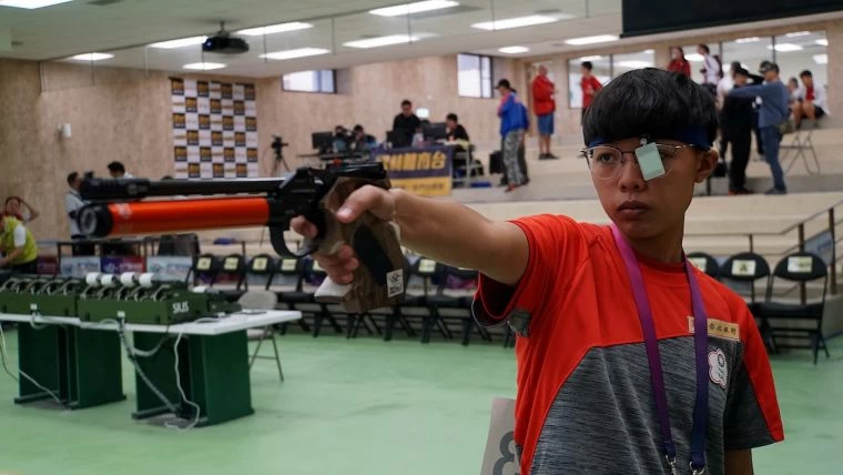 來自臺東體中的楊美芳在女子青少年10公尺空氣手槍決賽中,以擊發時間快速讓對手產生威脅,追上比數獲得金牌。主辦單位提供