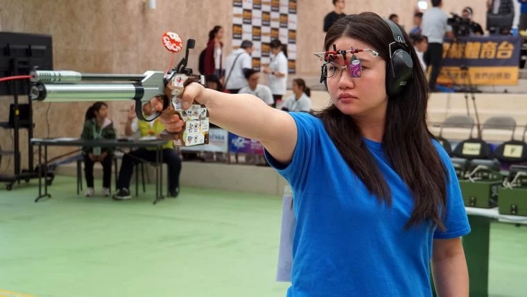 東南亞射擊錦標賽首日拿下女子25公尺手槍銀牌的田家榛,在今(25)日女子10公尺空氣手槍再創佳績摘下金牌。主辦單位提供