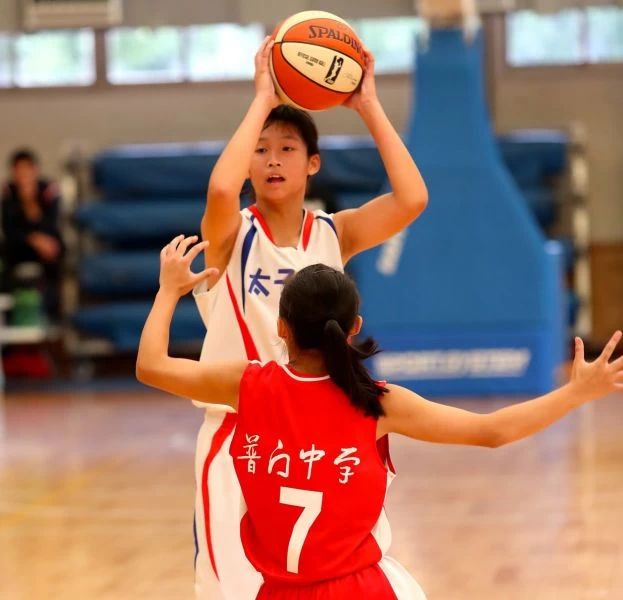 太子韓汛高擧高打面對普門陳妤瑩的防守。
