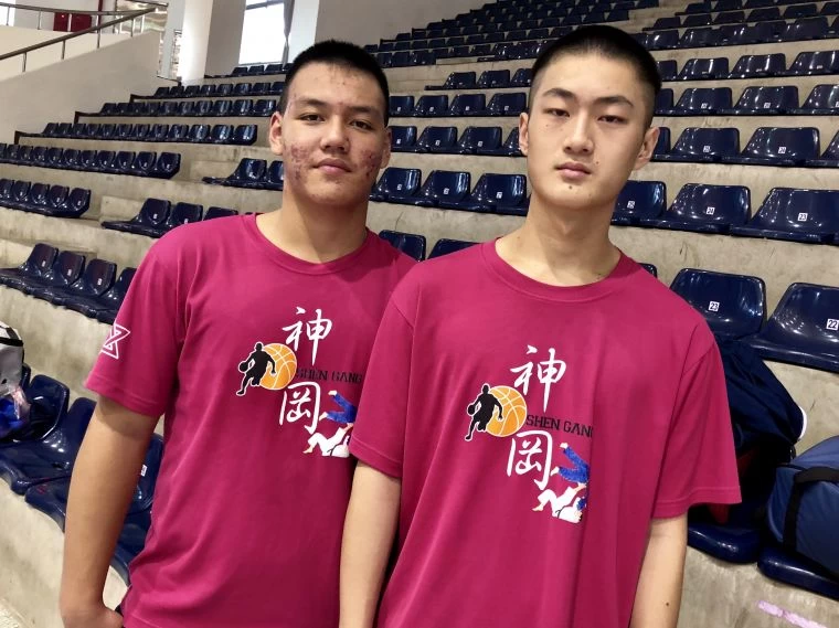 神岡小雙塔史魯齊(左)與李威頡合捍禁區,攸關本季可走多遠。