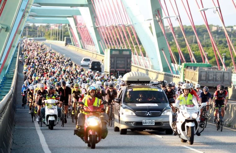 2018臺灣自行車登山王挑戰經太魯閣大橋。中華民國自行車騎士協會/提供。