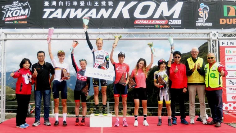 2018臺灣自行車登山王挑戰女子組前六名頒獎。中華民國自行車騎士協會/提供。