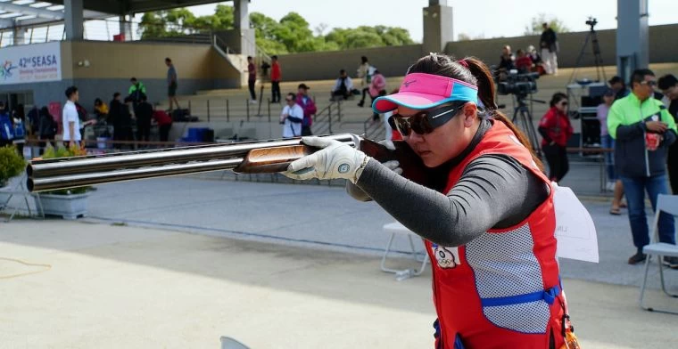 名將林怡君在女子不定向飛靶決賽最後一輪失誤過多,遭到越南選手反超,落居銀牌。