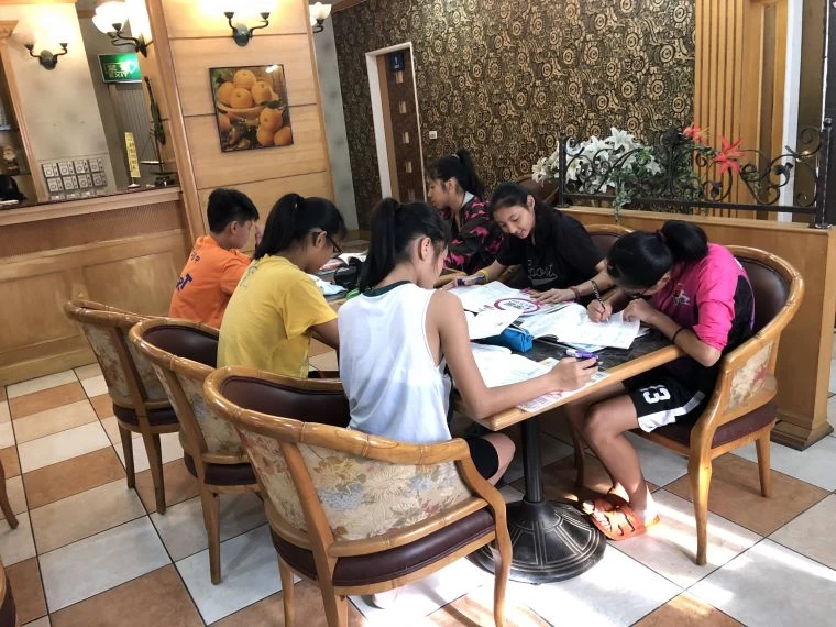 漢口國中女籃球員利用比賽空檔,在下榻的旅館餐廳讀書做功課。