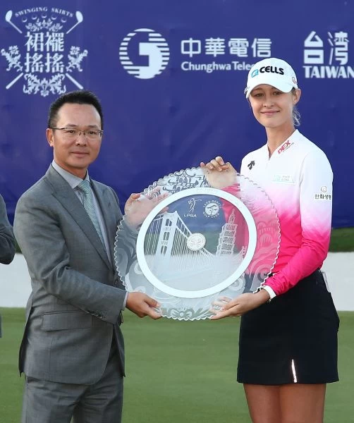 裙襬搖搖王政松會長預祝奈莉‧科達 (Nelly Korda) 在拿到此次冠軍後,能夠從此更幸運,並順利地拿到更多冠軍。
